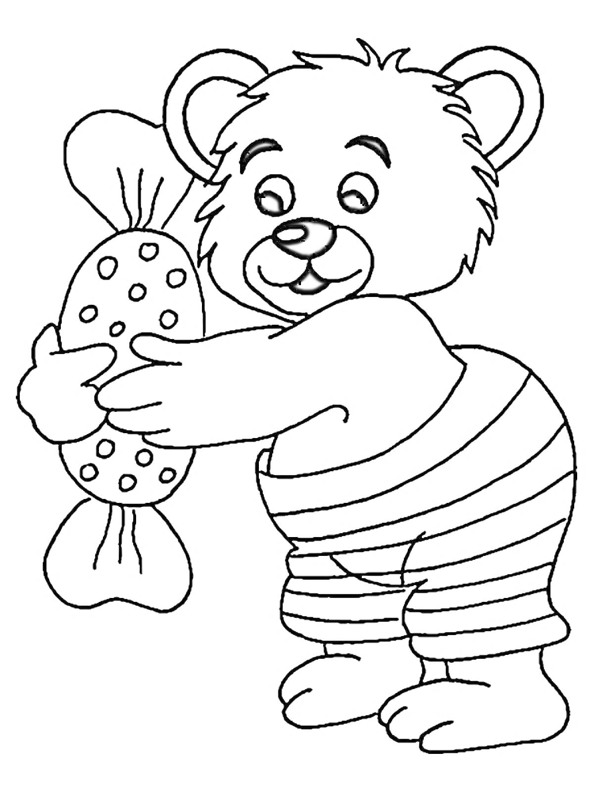 Медвежонок в полосатых шортах с большой конфетой