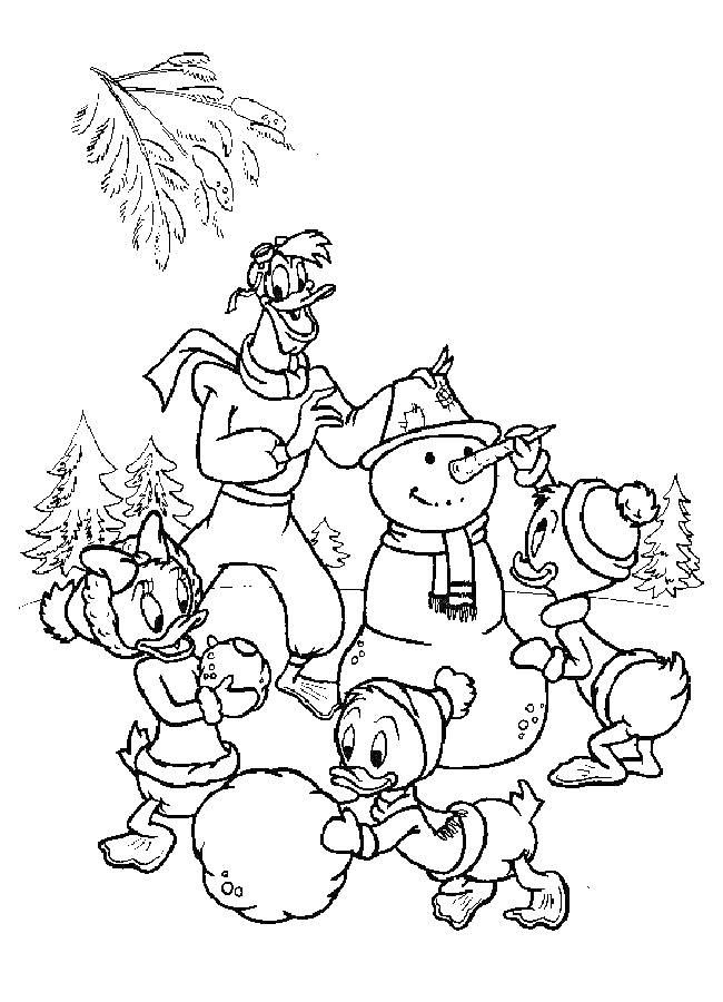 Раскраска Утиные персонажи лепят снеговика на фоне зимнего леса