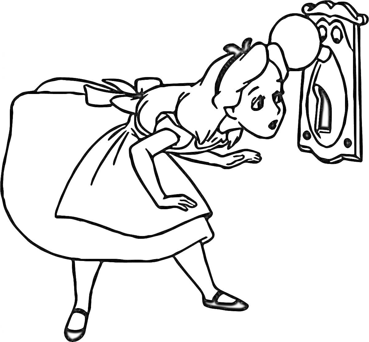 На раскраске изображено: Алиса, Дверь, Замочная скважина, Платье, Лента, Из сказок, Удивление