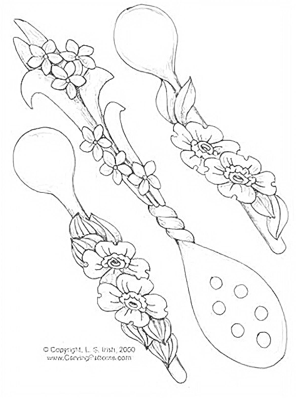 Раскраска Деревянные ложки с цветочными узорами и ажурными ручками