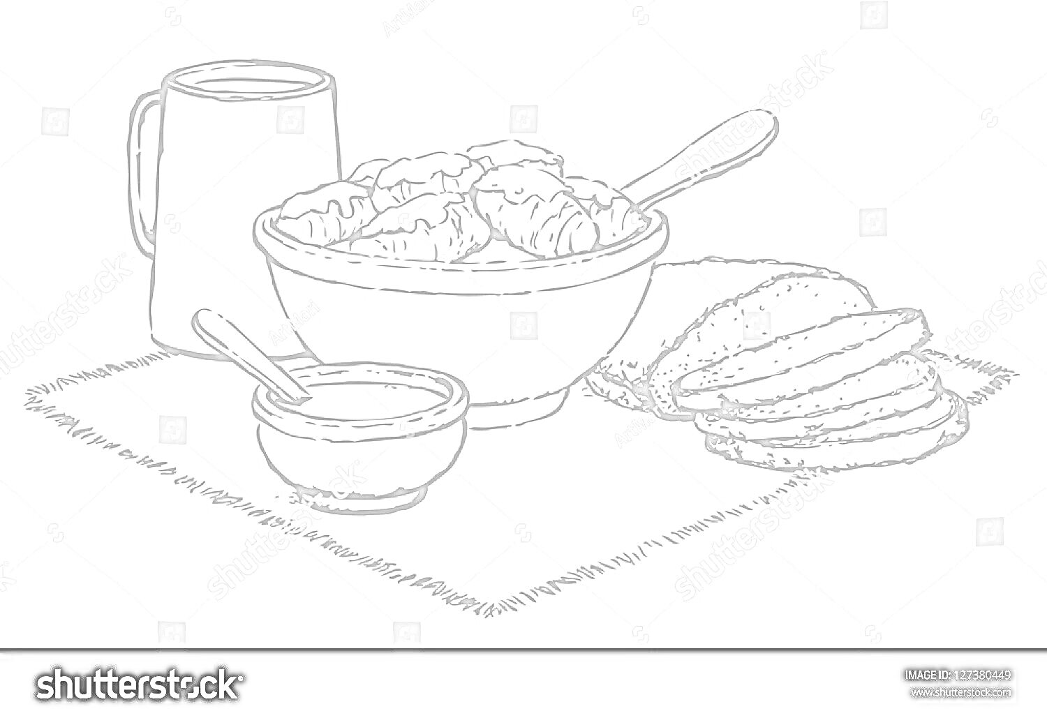 Раскраска Драники в большой миске с ложкой, маленькая миска с соусом и ложкой, кувшин, нарезанный хлеб на полотенце