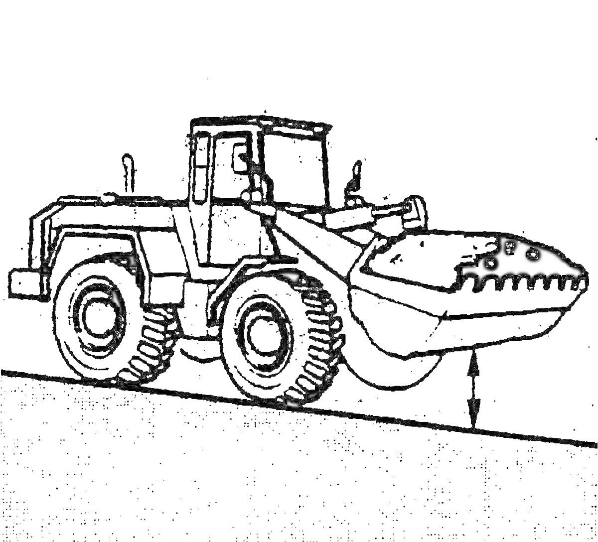 Фронтальный погрузчик с ковшом на наклонной поверхности