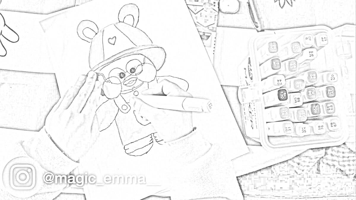 Раскраска раскраска с медвежонком-фанфаном в каске пожарного, руки человека, частично виден стол с бумагами, набор фломастеров