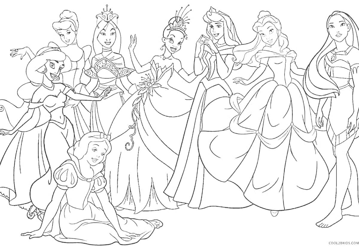 Раскраска Диснеевские принцессы в полный рост, изображено семь принцесс в нарядных платьях, одна из них сидит на полу, остальные стоят в ряд.