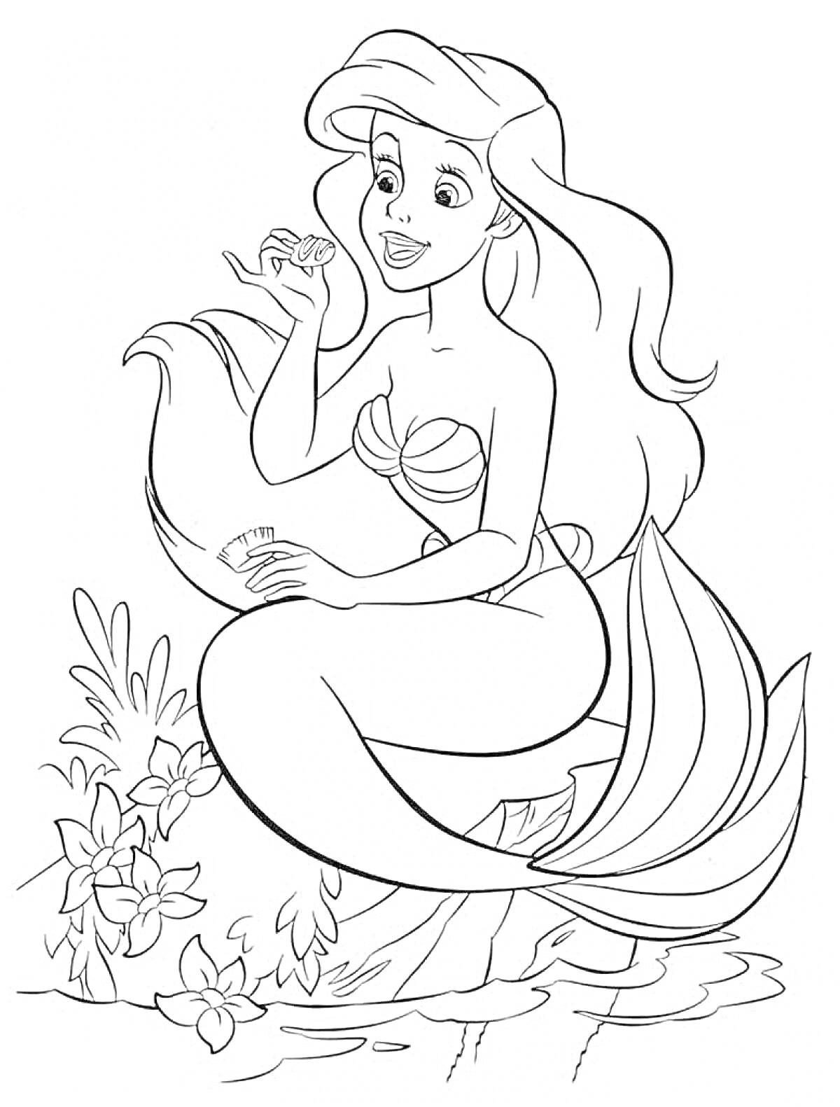 Раскраска Русалочка с длинными волосами, сидящая на камне с ракушкой в руке, окруженная подводными растениями.