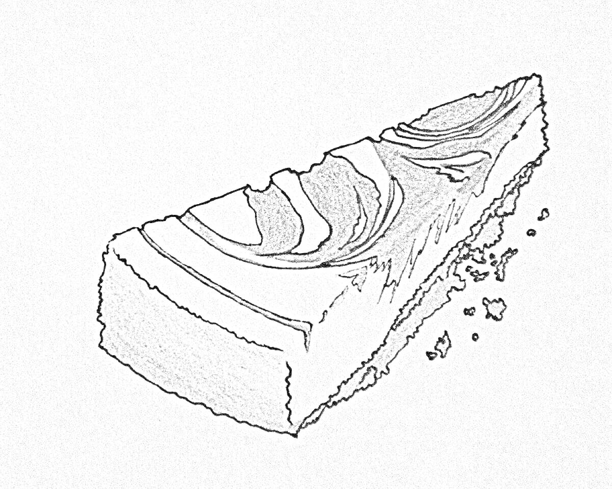 Кусок чизкейка с рисунком на поверхности и крошками у основания