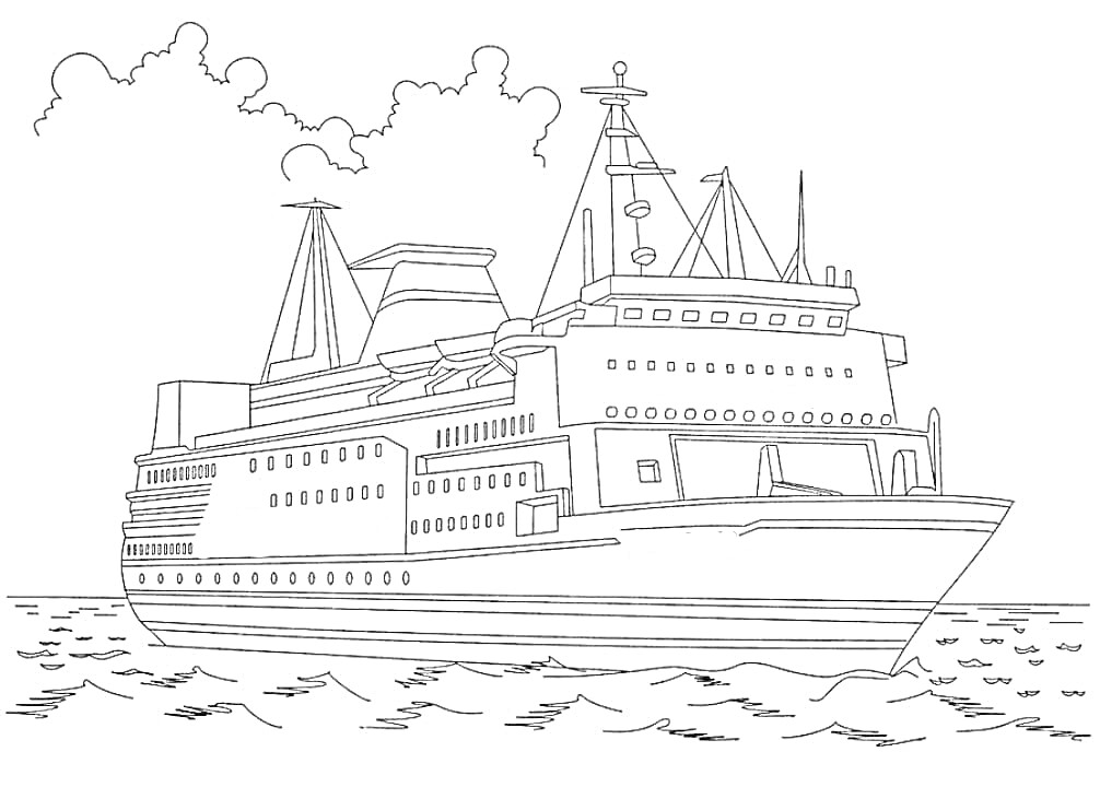 Круизный лайнер с несколькими палубами, иллюминаторами, антеннами и светофорной мачтой на фоне облаков и моря