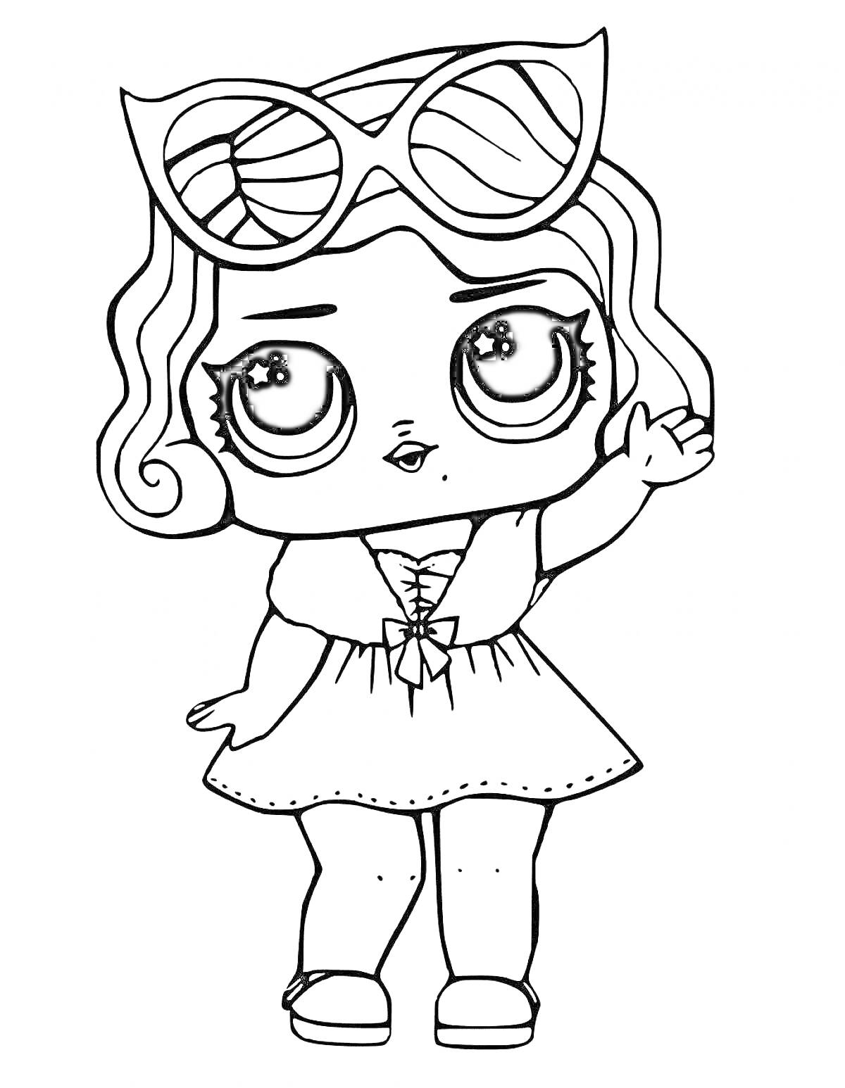 Раскраска Кукла ЛОЛ с волнистыми волосами и большими очками, в платье с короткими рукавами и туфлями, машет рукой