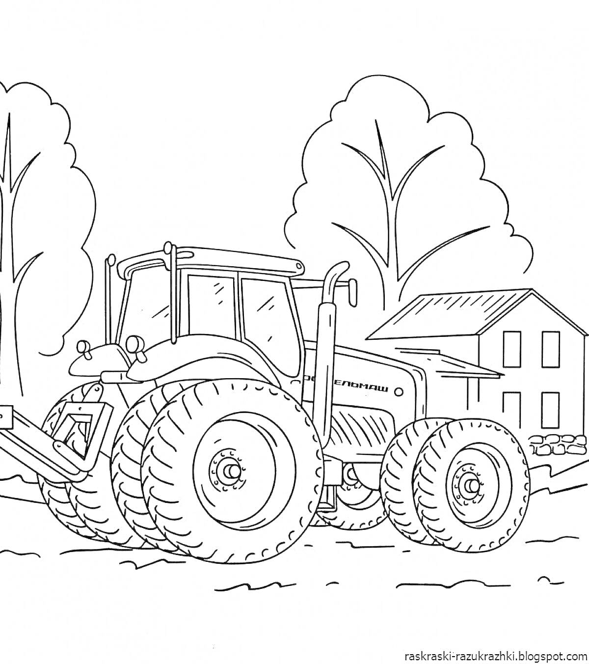 Трактор на фоне дома и деревьев