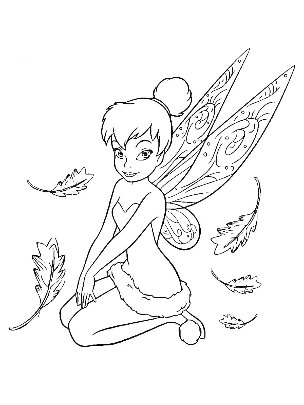 Раскраска Фея Динь-Динь сидит на корточках с узорчатыми крыльями и пушистыми элементами одежды, листья вокруг