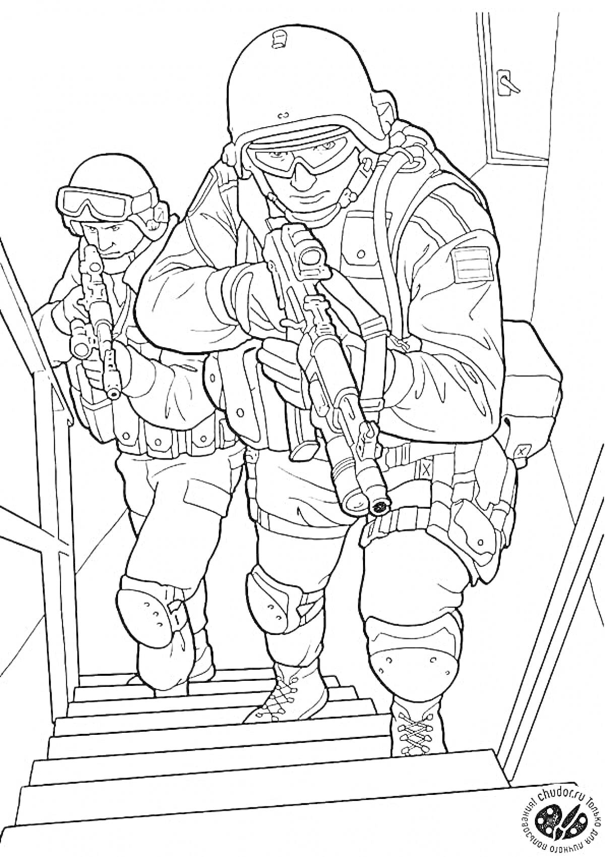 Два бойца спецназа в бронежилетах и шлемах, вооруженные автоматами, поднимаются по лестнице