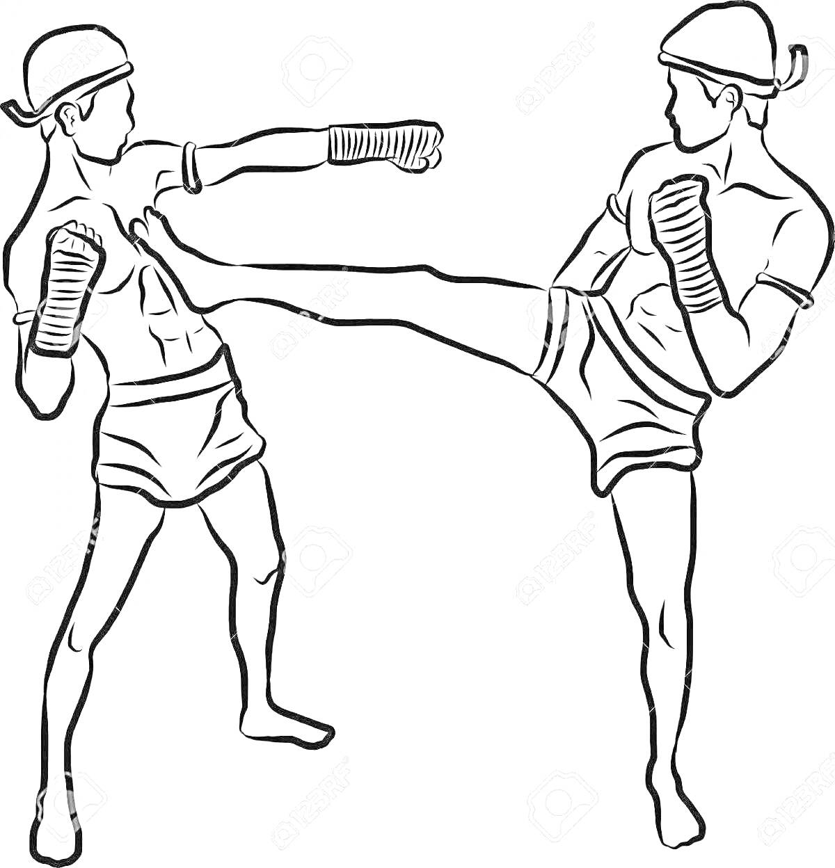 Поединок по кикбоксингу — удары руками и ногами от двух боксёров в шлемах и перчатках