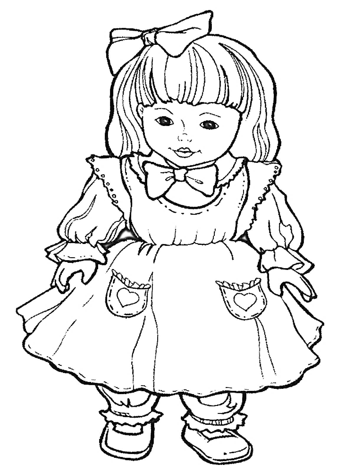 Кукла с бантом, платьем и сердечками на карманах