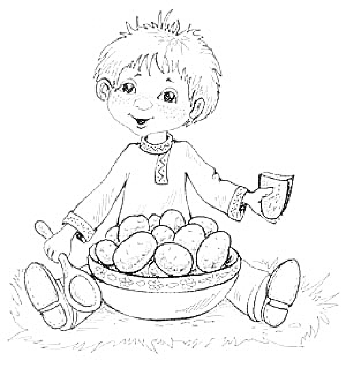 Мальчик в традиционной рубашке, держащий хлеб, с чашкой и ложкой, сидит перед миской картошки