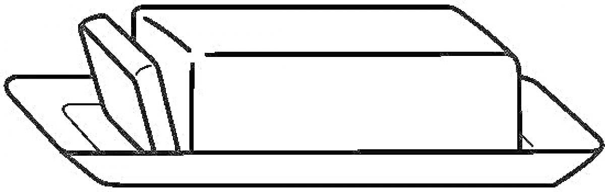 кусок сливочного масла и два нарезанных кусочка на подносе