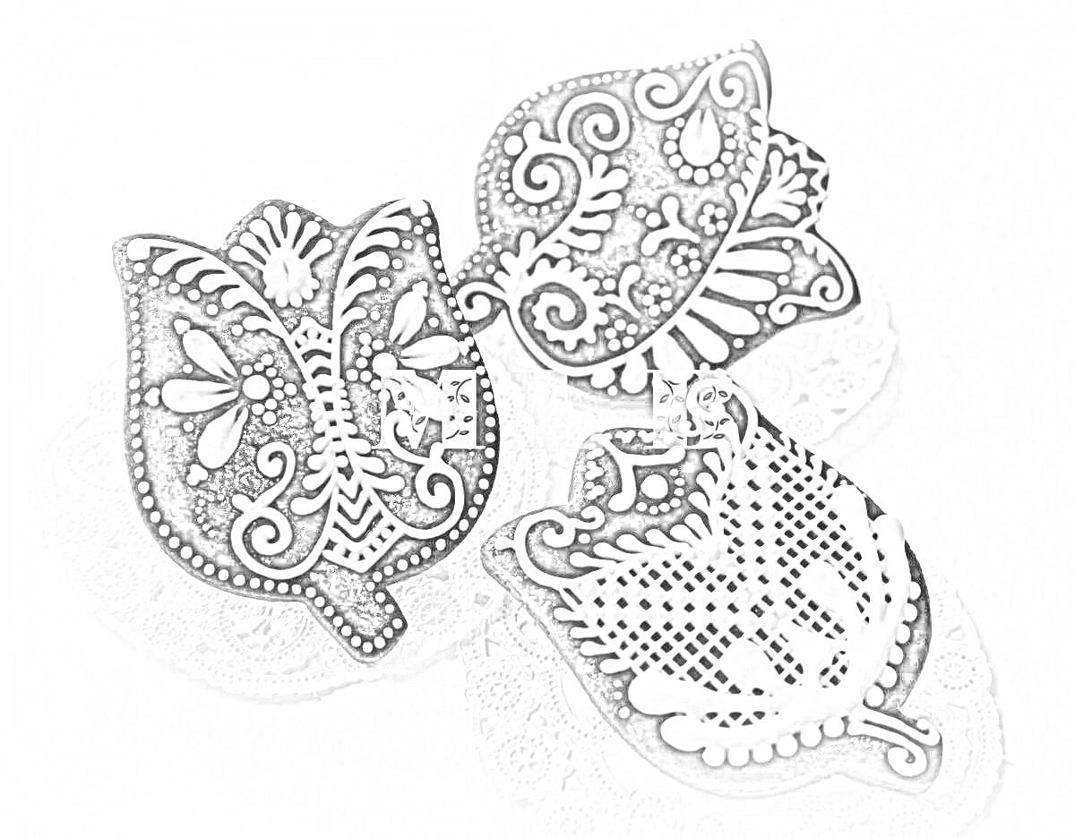 Раскраска Пряники в виде листьев с глазурью, украшенные сложным белым орнаментом на темной основе