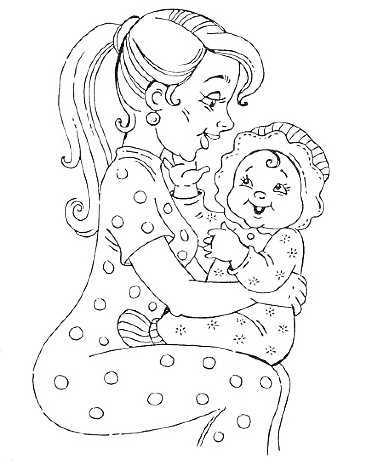 Мама, держащая на руках дочку в платье с узором и чепчике, мама с хвостиком, пятнистая одежда