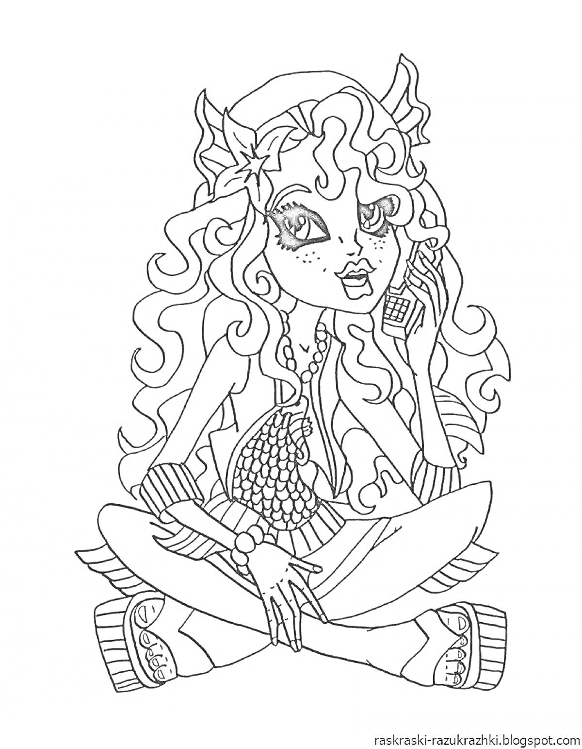 Раскраска Девушка-супергерой с длинными волнистыми волосами и ушками, сидящая в расслабленной позе и держащая телефон, с рюкзаком и одетая в свитер, леггинсы и платформенные туфли