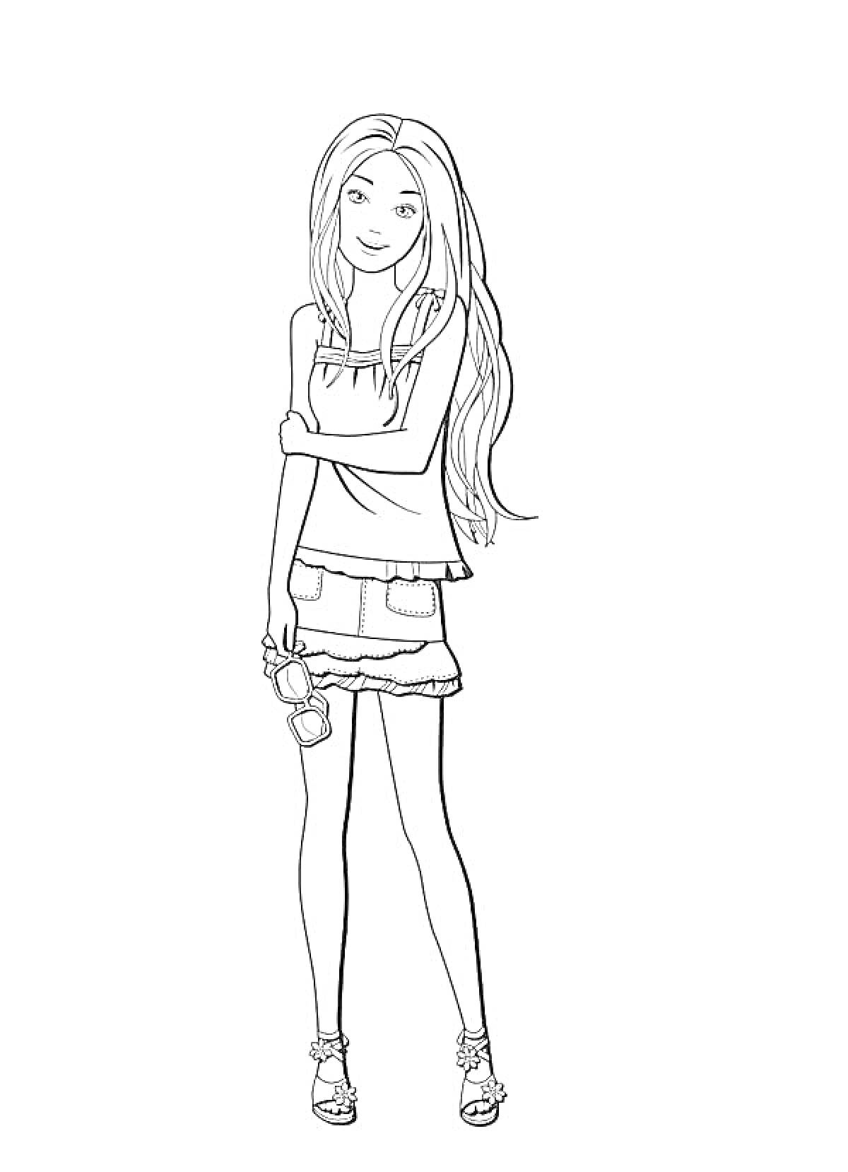 Раскраска Девушка в полной рост, стоящая в босоножках с длинными распущенными волосами, в топе с короткими рукавами и юбке с оборкой, держит в одной руке пару очков.