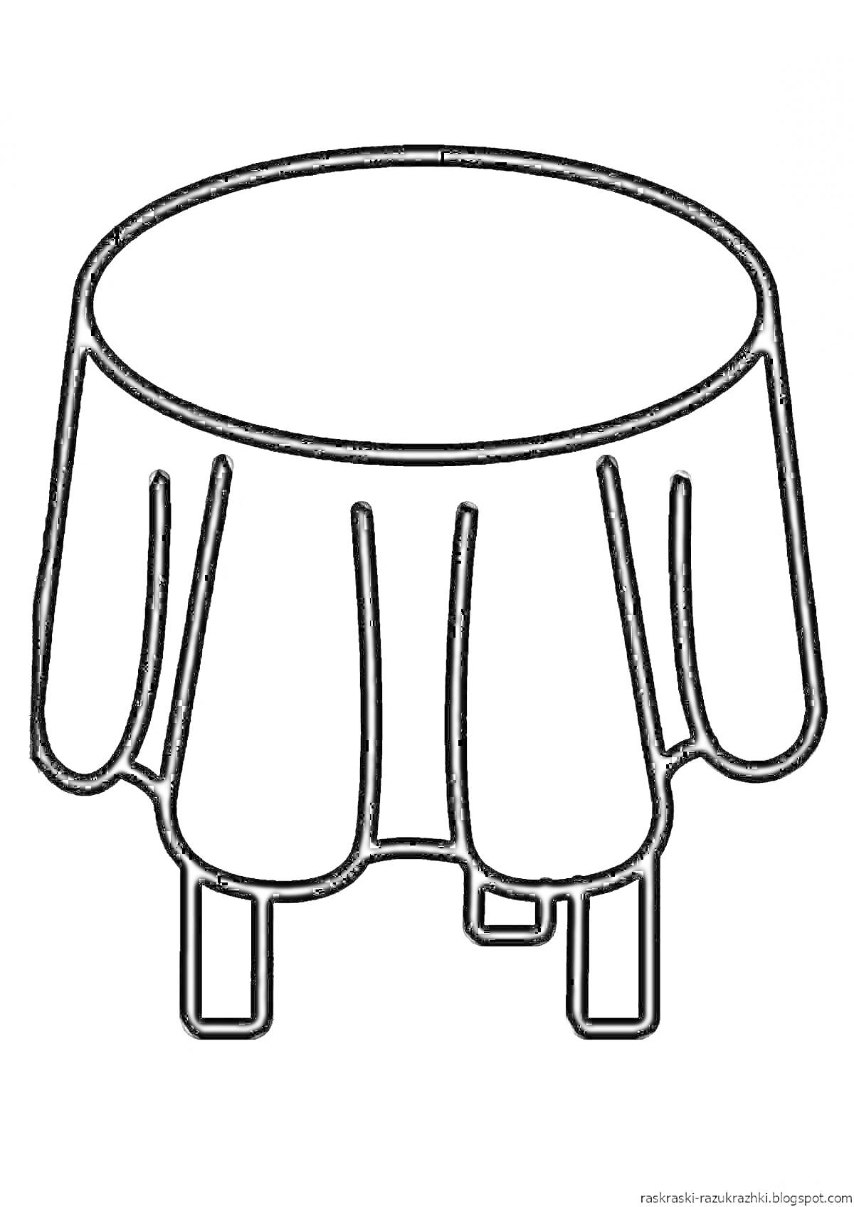 Круглый стол с покрытой скатертью