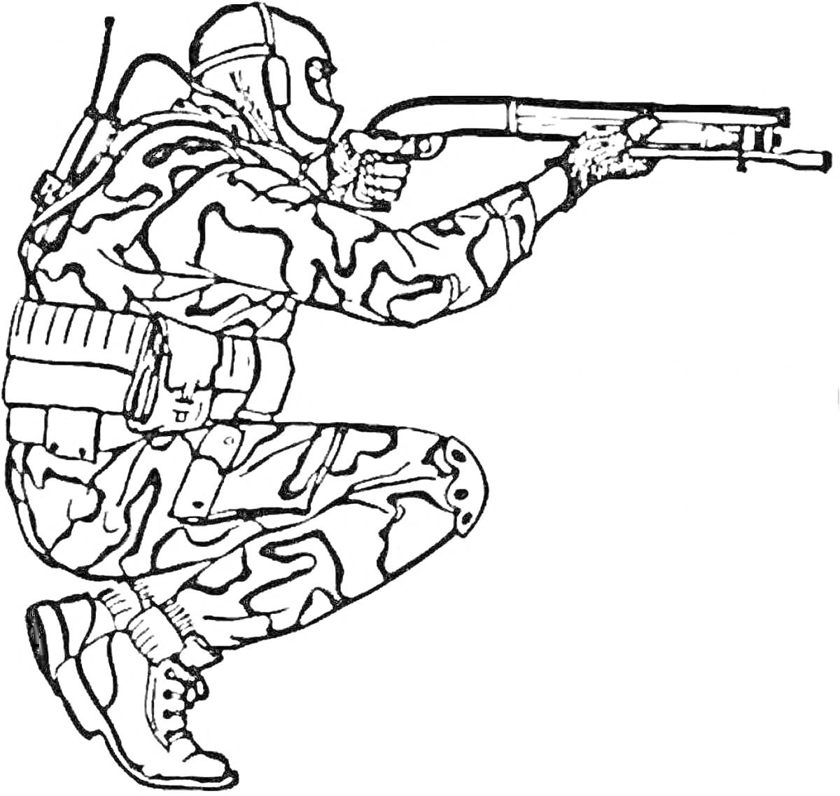 Раскраска Солдат в камуфляже с ружьем в боевой стойке