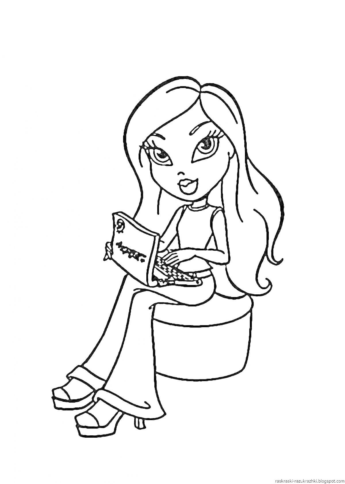 Девочка с длинными волосами, работающая на ноутбуке и сидящая на пуфике, в джинсовых брюках и на платформе