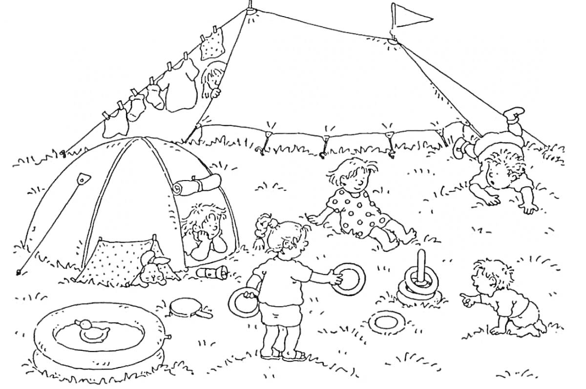 Раскраска Летний кемпинг: дети играют на траве, палатка, тент, сушатся вещи, круги для метания, мяч, игрушки