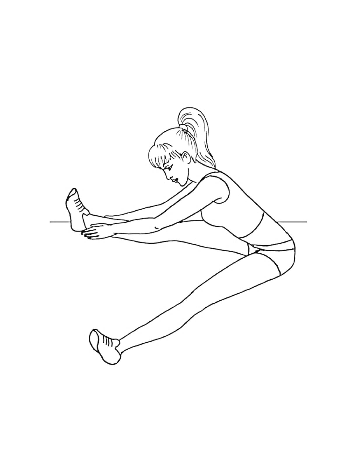 Женщина делает упражнение на растяжку, касаясь стопы вытянутой ноги