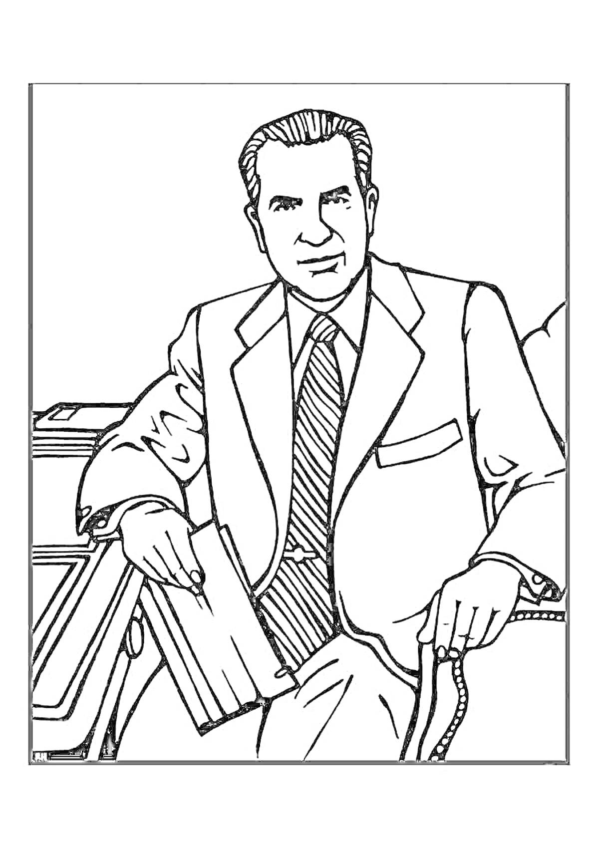 Мужчина в костюме с галстуком, сидящий за столом с документами