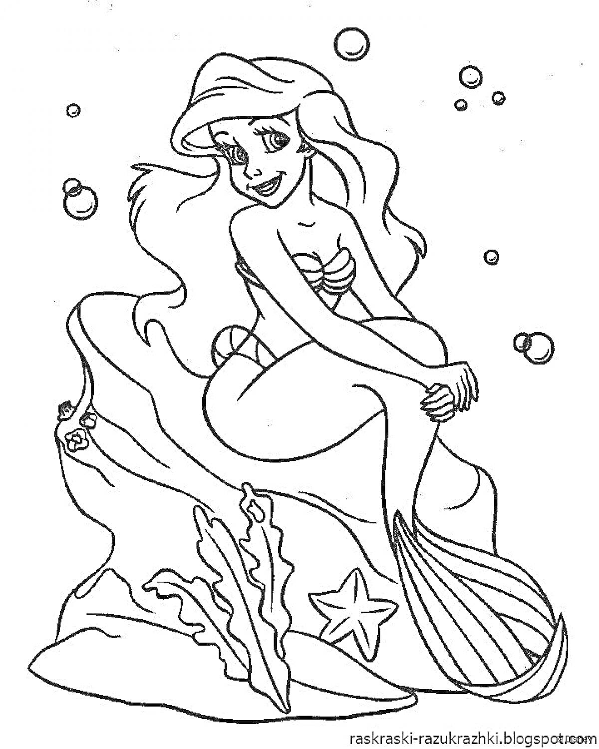 Раскраска Русалочка сидит на камне с морской звездой, водорослями и пузырьками воздуха