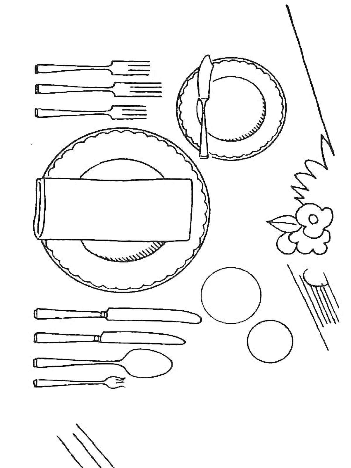 Раскраска Сервировка стола с тарелками, столовыми приборами, салфеткой и цветочным украшением