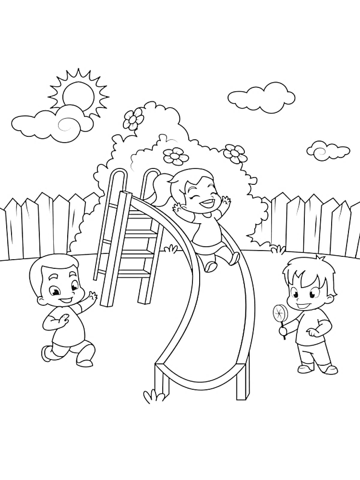 Раскраска Дети играют на горке в парке; мальчик на земле, девочка скатывается с горки, другой мальчик держит мячик, дерево с цветами, забор, солнце и облака