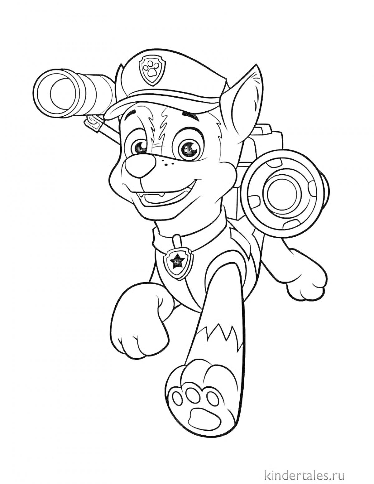Раскраска Скаут-гонщик из мультфильма, в полицейской форме с лупой и рюкзаком, крупным планом.