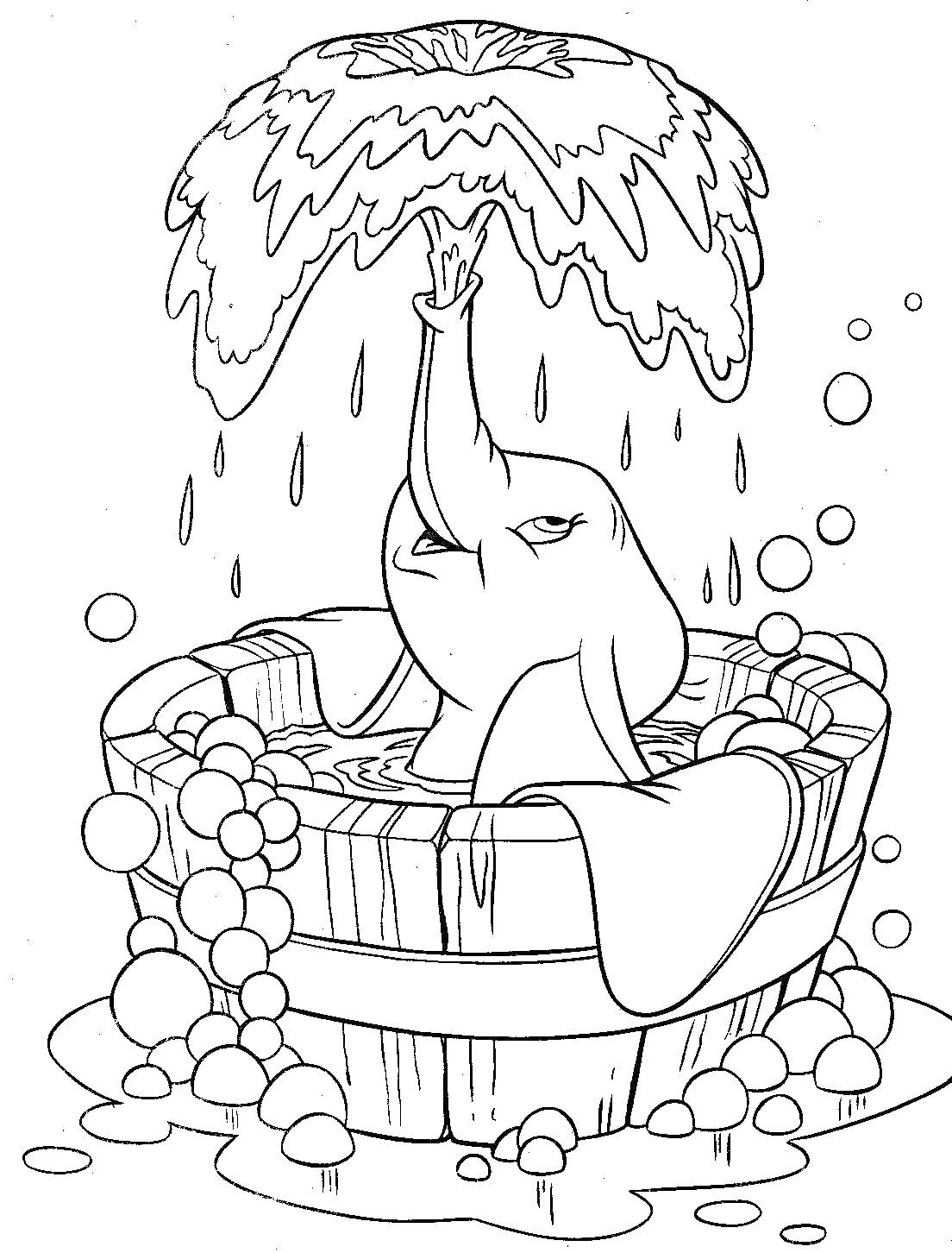 Слонёнок Дамбо принимает ванну в ведре с мыльными пузырями и водой, которую он поднимает хоботом