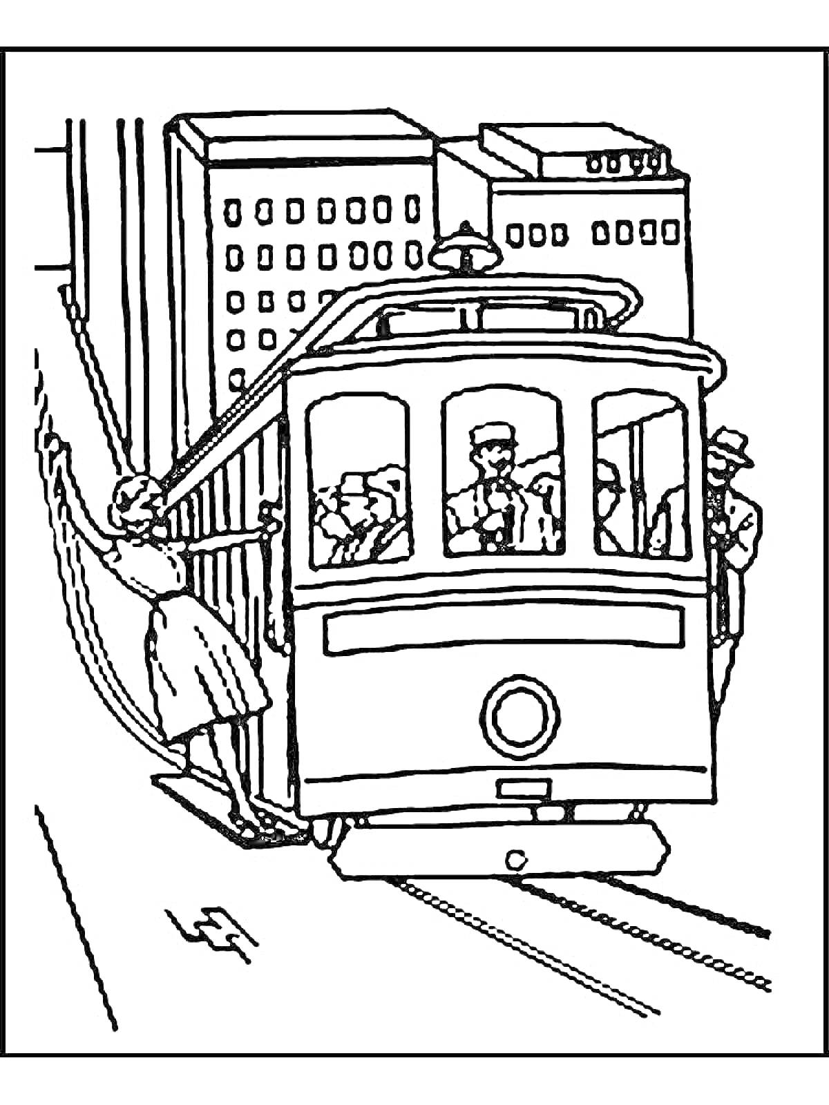 Трамвай с пассажирами и водителем на фоне многоэтажных зданий