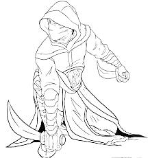 Ассасин в капюшоне с кинжалами и защитной экипировкой, наклонившийся на одно колено