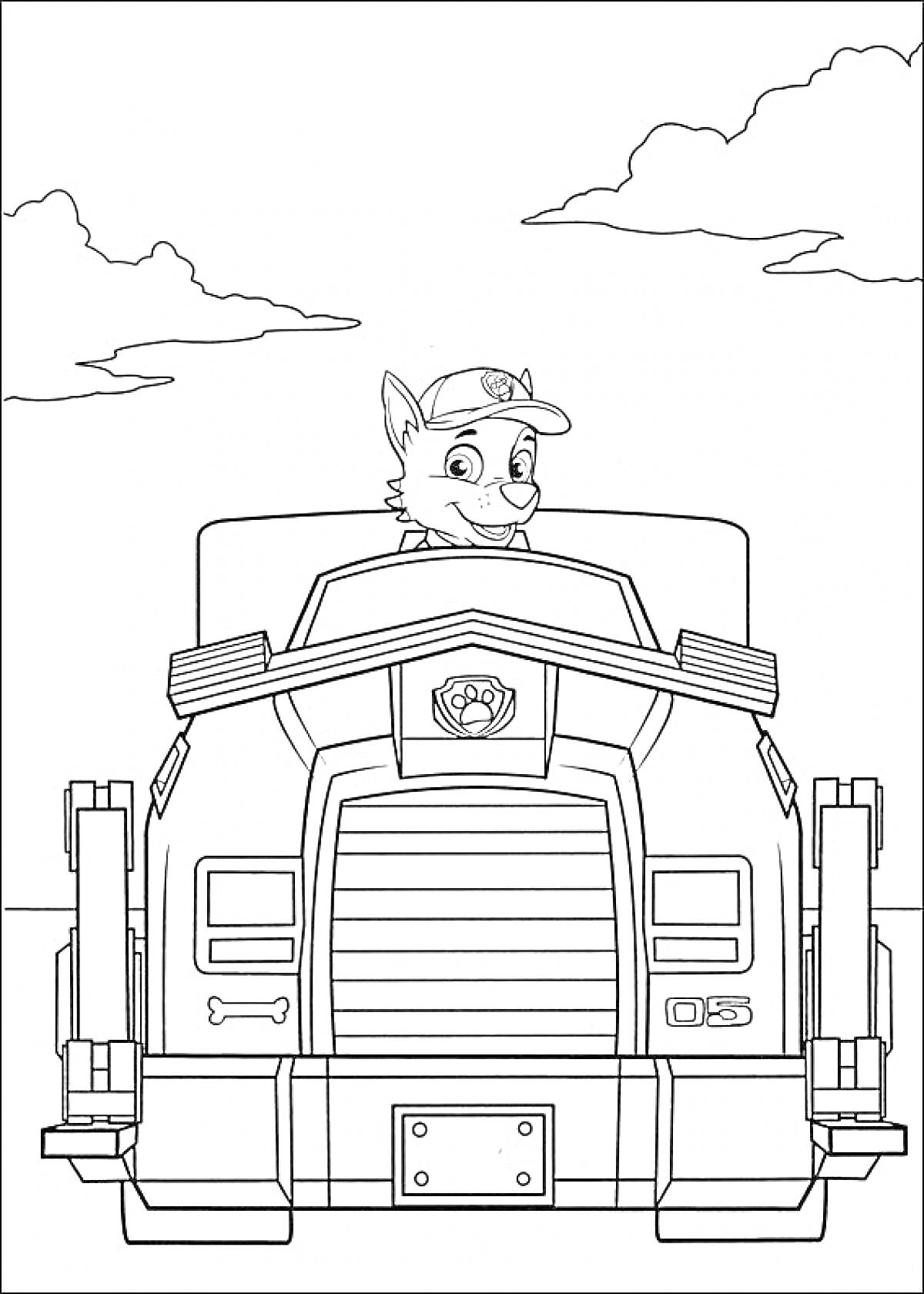 Щенок в кепке на большом грузовике с номером 05, на фоне неба с облаками