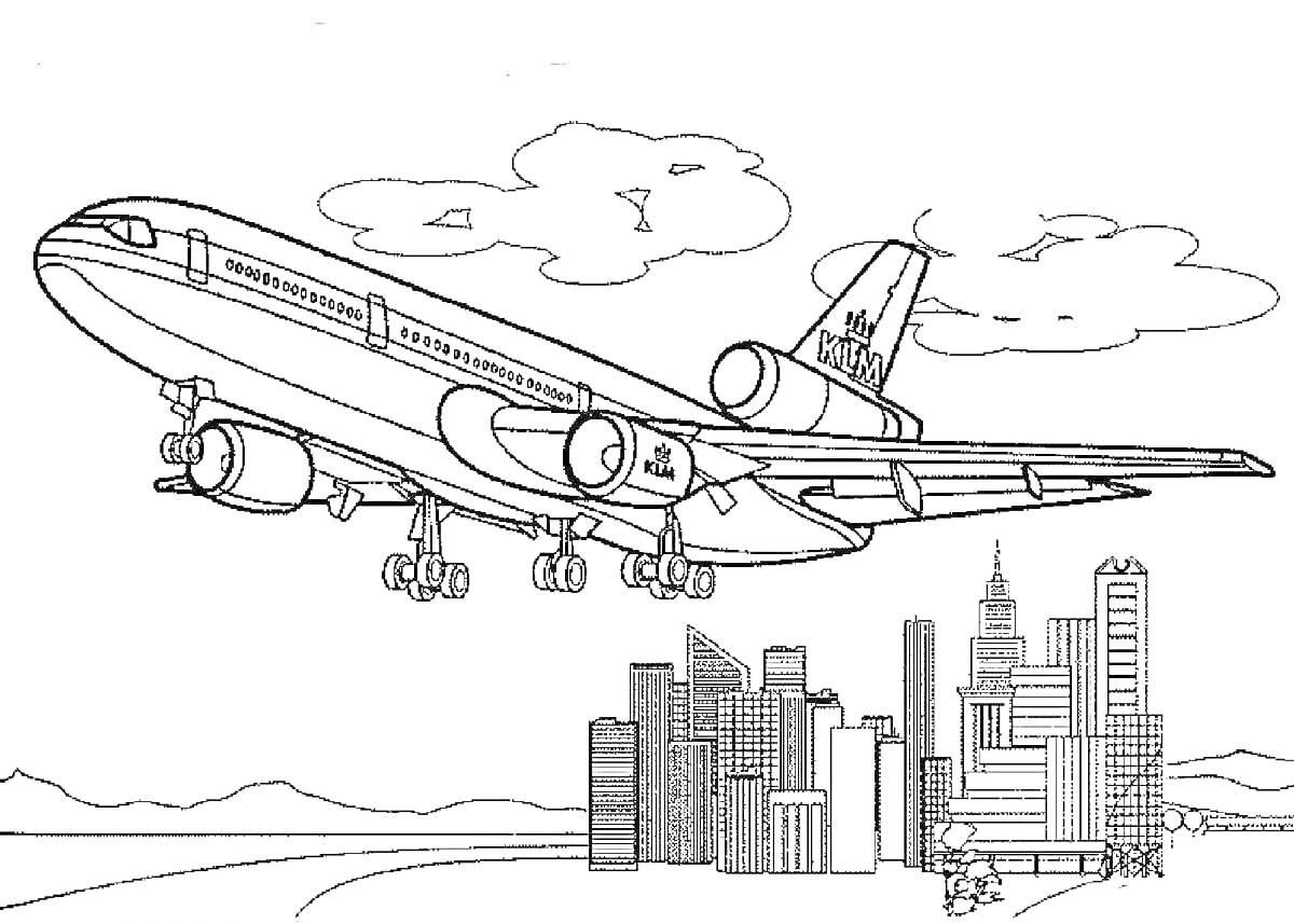 Самолет, летящий над городом с высокими зданиями, с облаками на заднем плане