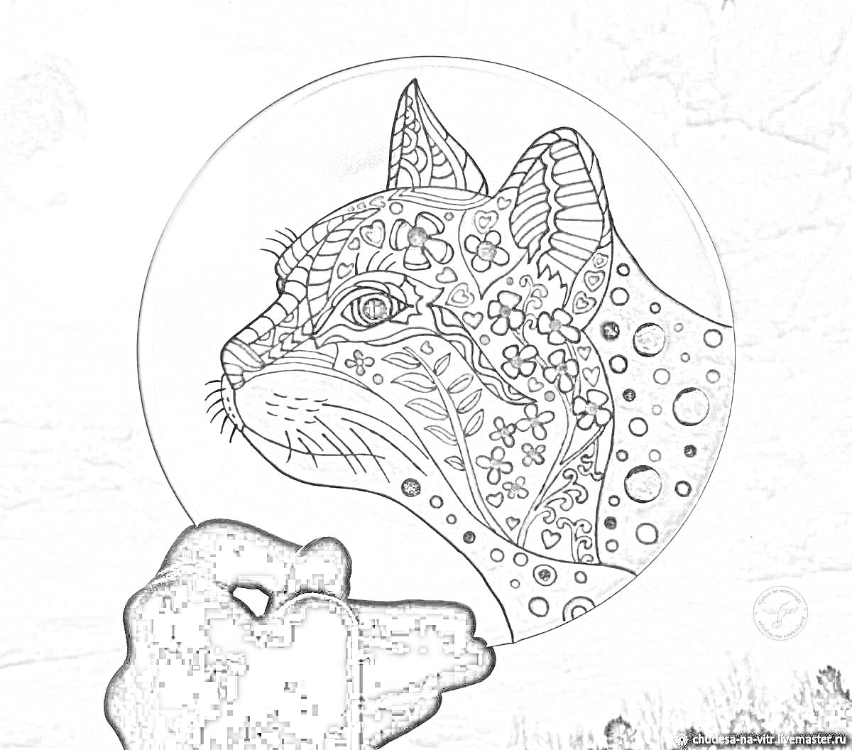 Раскраска Расписная тарелка с абстрактным изображением кошачьей головы и растительными орнаментами