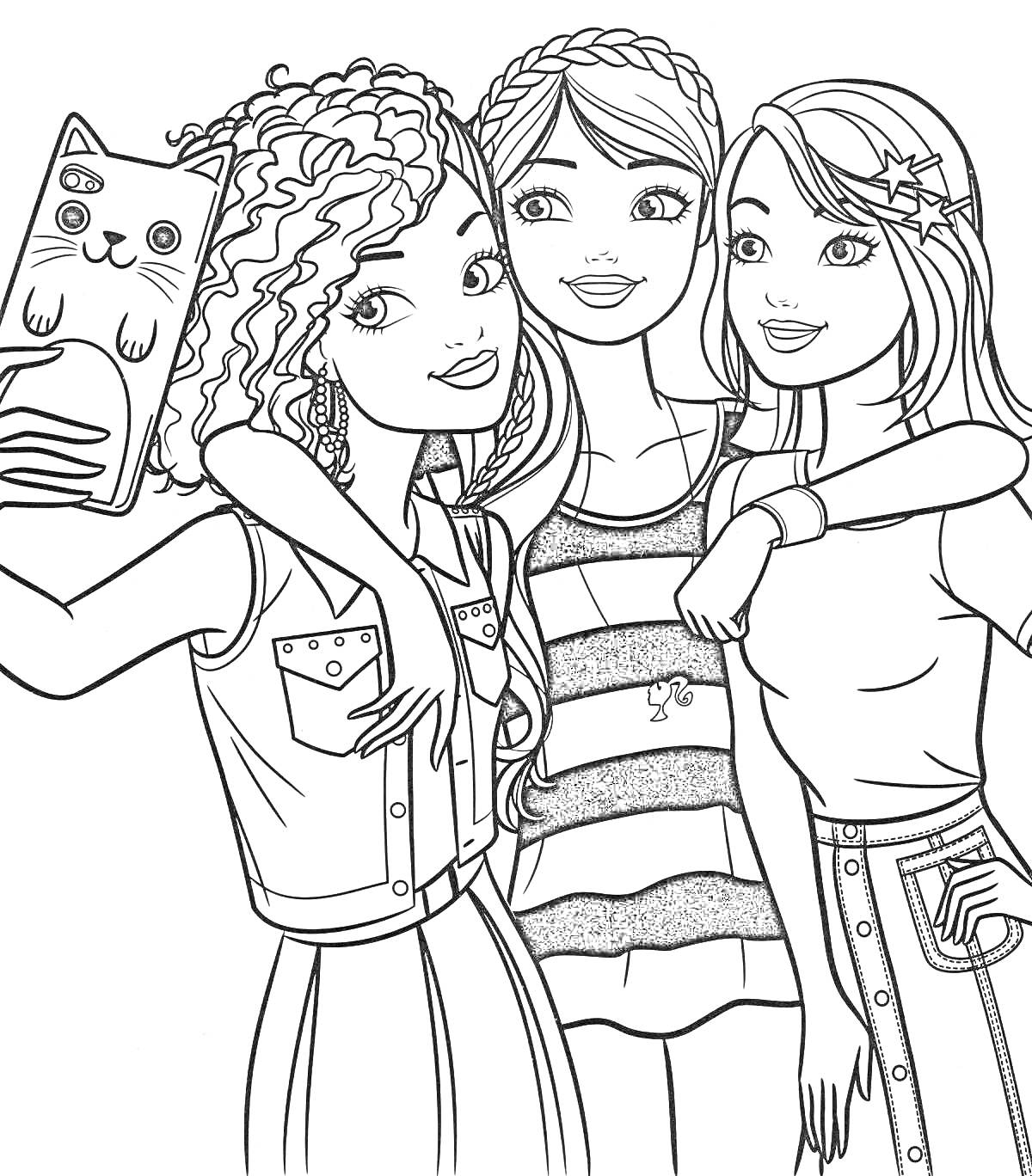 Раскраска Три подруги Барби делают селфи. Одна держит телефон с чехлом в виде котика, другая - в полосатом платье, третья - в джинсах с поясом.
