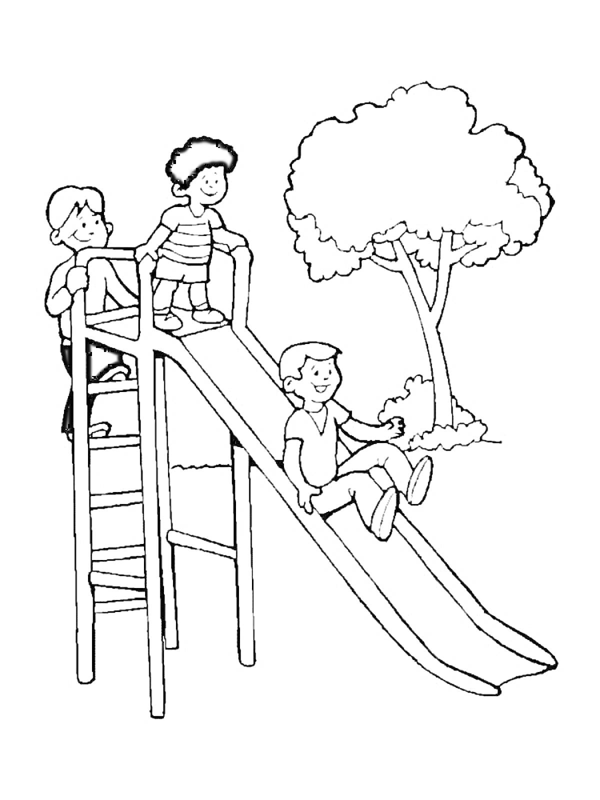 Раскраска Дети на горке с деревом на заднем плане