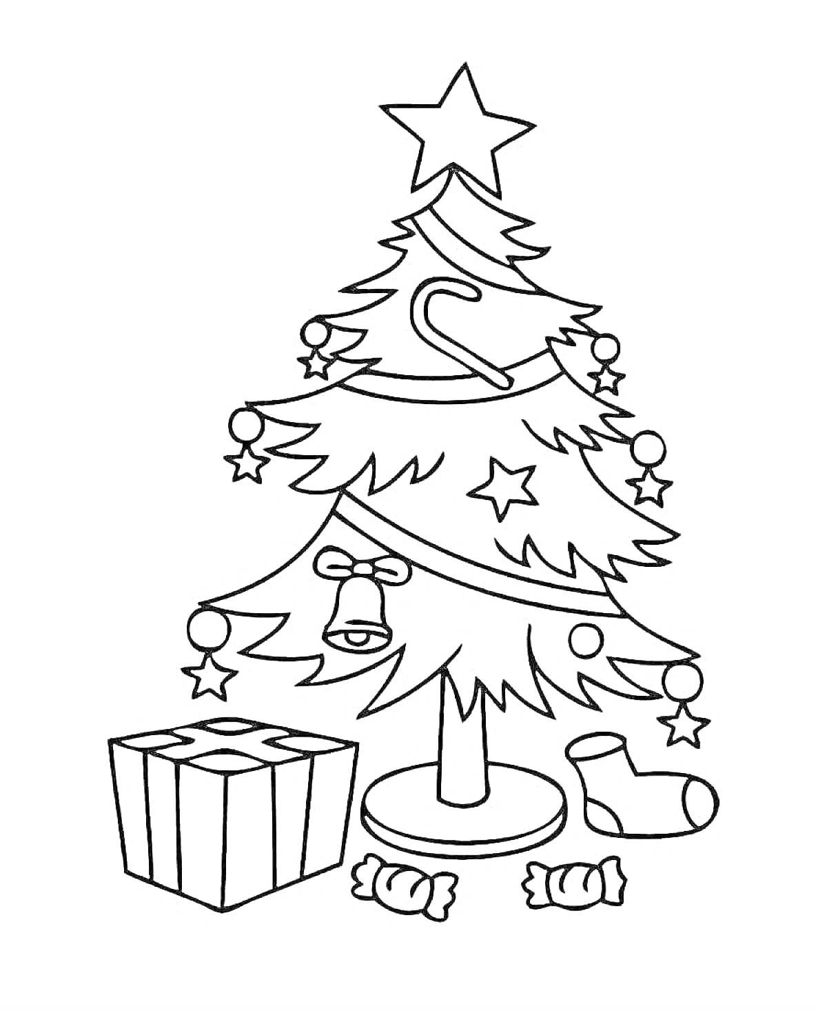 Раскраска наряженная елка с гирляндой, подарком, конфетами, рождественским носком, колокольчиком, шариками, звездой и карамелькой