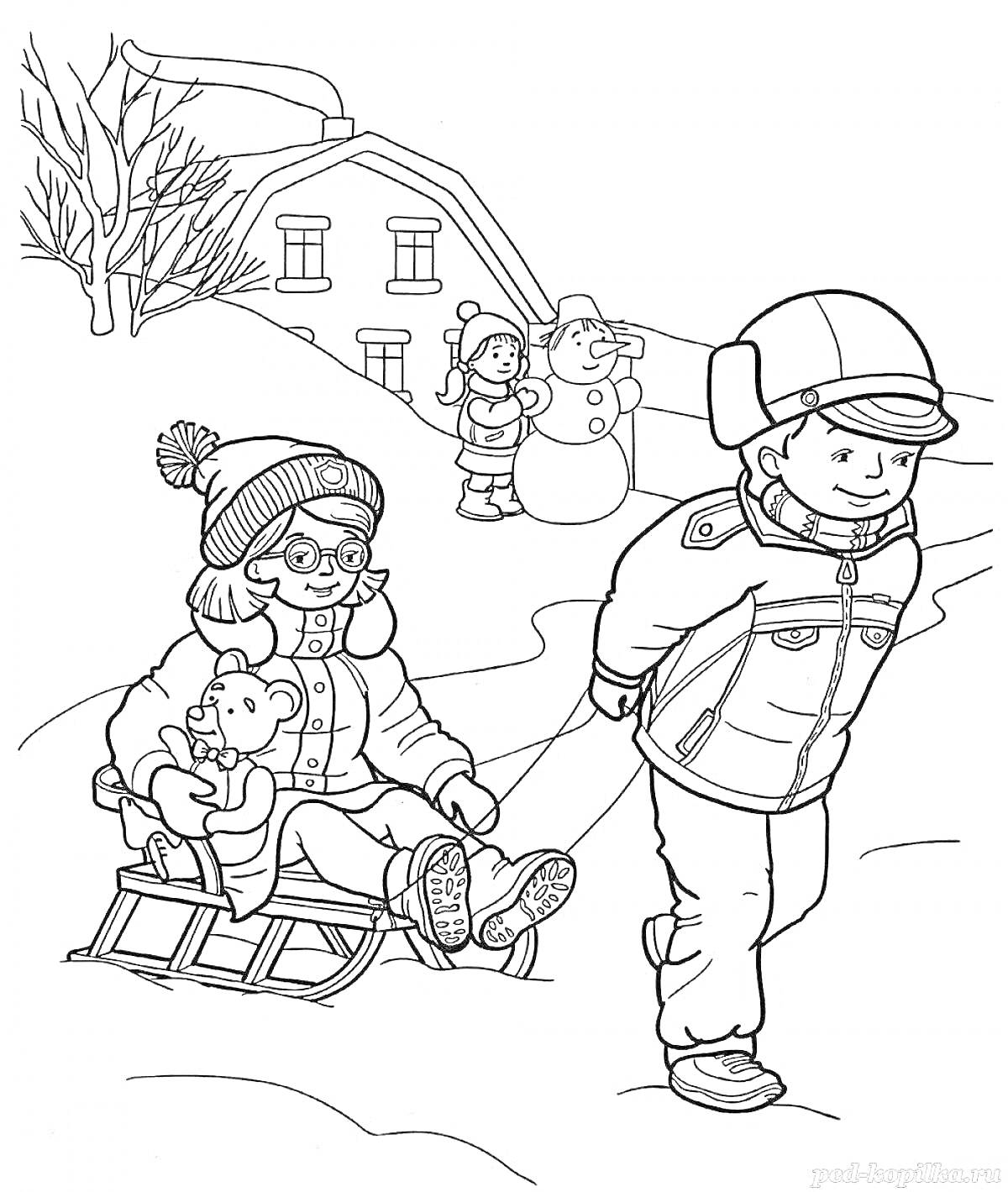 Раскраска Дети зимой: мальчик тянет на санках девочку с игрушкой, на заднем плане два ребенка лепят снеговика, дом и дерево