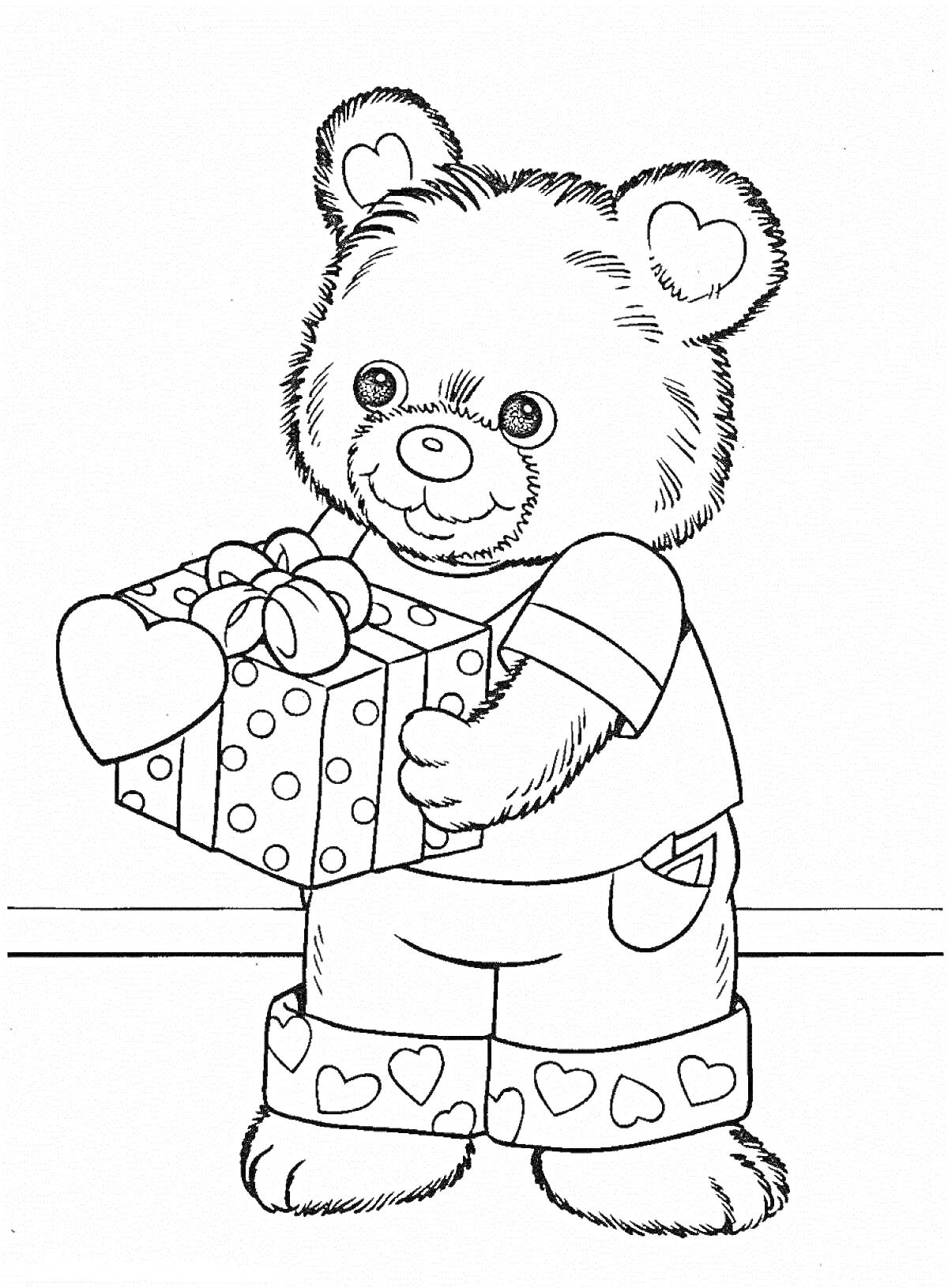 Медвежонок в штанах с сердечками держит подарочную коробку с бантом и сердечком