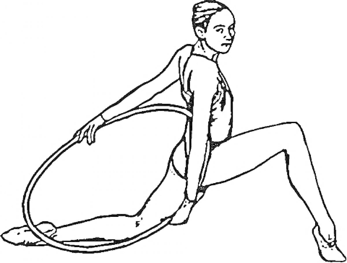 Гимнастка с обручем на тренировке