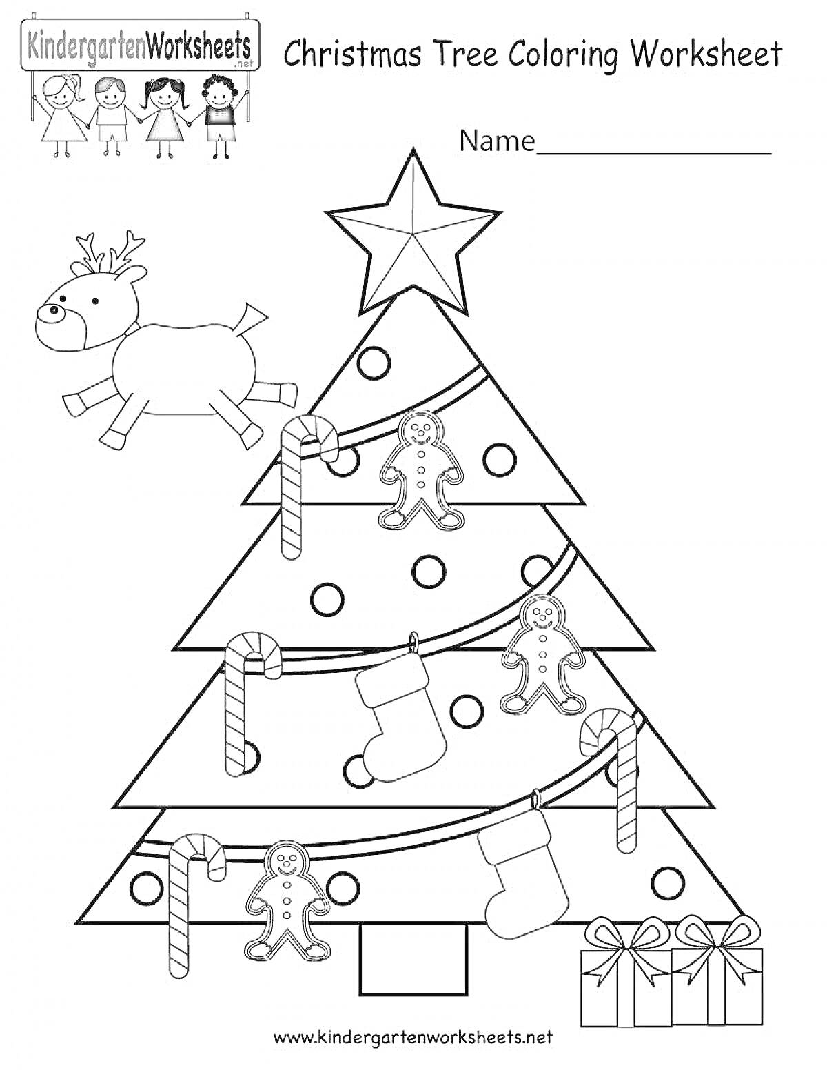 Christmas Tree Coloring Worksheet с оленем, звездой, рождественскими пряниками, конфетными тростями, чулками, подарками и гирляндой