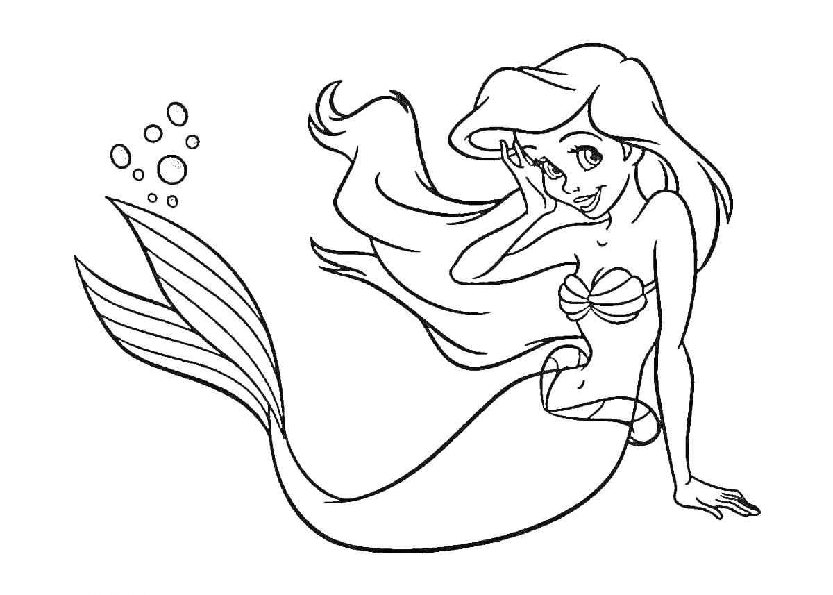 Раскраска Русалка с длинными волосами и раковинами, лежащая на руке, пузырьки воды