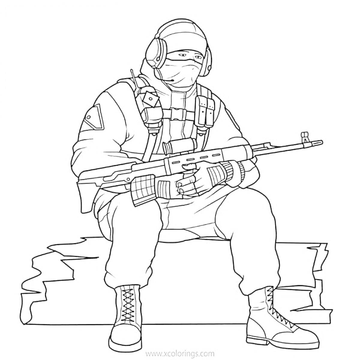 Раскраска Спецназовец, сидящий на обломке, в полной экипировке, с оружием