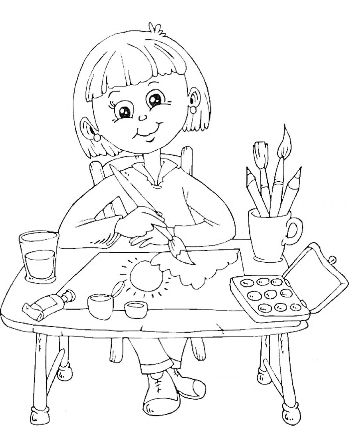 Ребенок рисует на столе с карандашами, красками, кисточками и стаканом воды