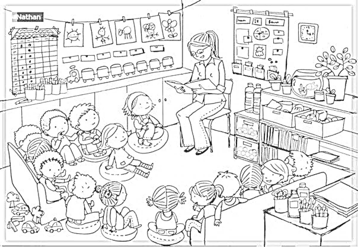 Раскраска Дети и воспитательница в садике, читающая книгу, окруженные игрушками, рисунками, книгами и растениями.